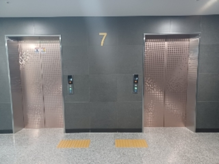 본건2번부동산 한강듀클래스B동 721호가 위치한 7층 엘리베이터 앞쪽 현황사진