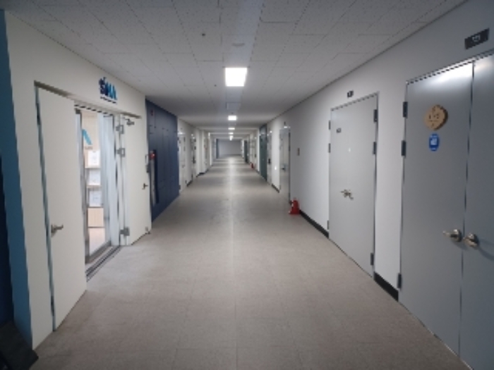 본건2번부동산 한강듀클래스B동 721호가 위치한 7층복도 현황사진