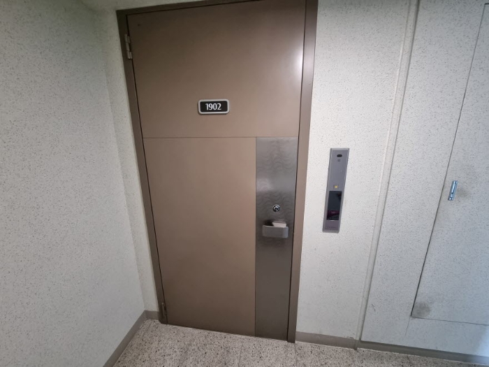 1902호 출입문