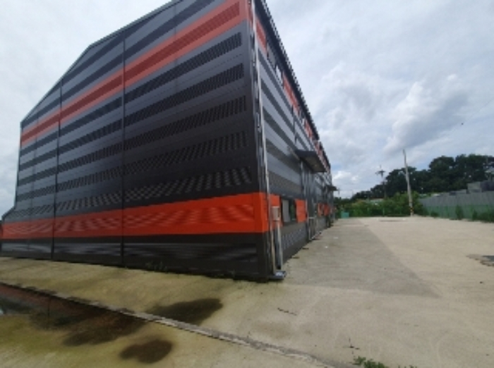 건물 모습과 주차장 현황