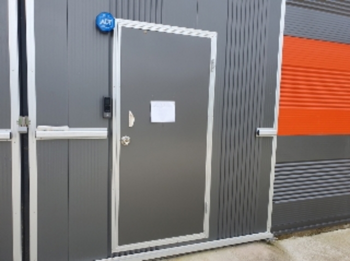 1동 건물 출입문