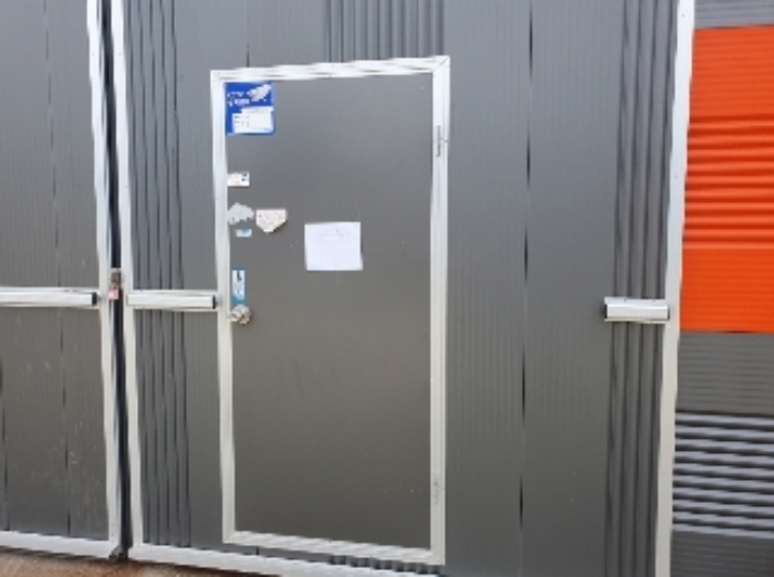 2동 건물 출입문