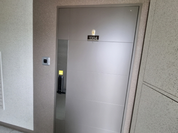 1304호 출입문