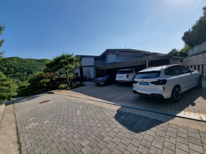 주택과 주차장 측면 전경