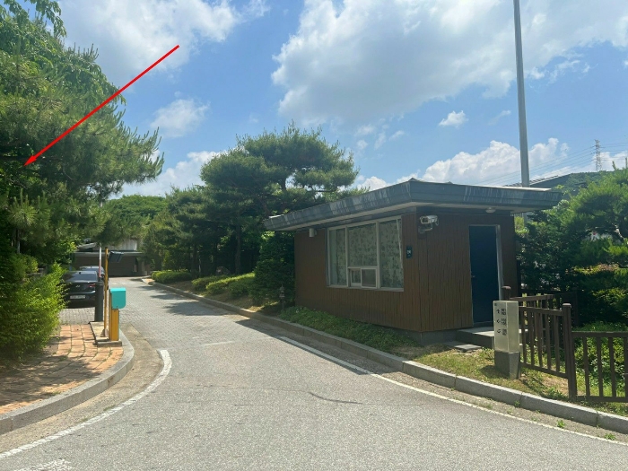 본건 공용부분(경비실) 및 "아펠바움" 단독형 단지 출입구