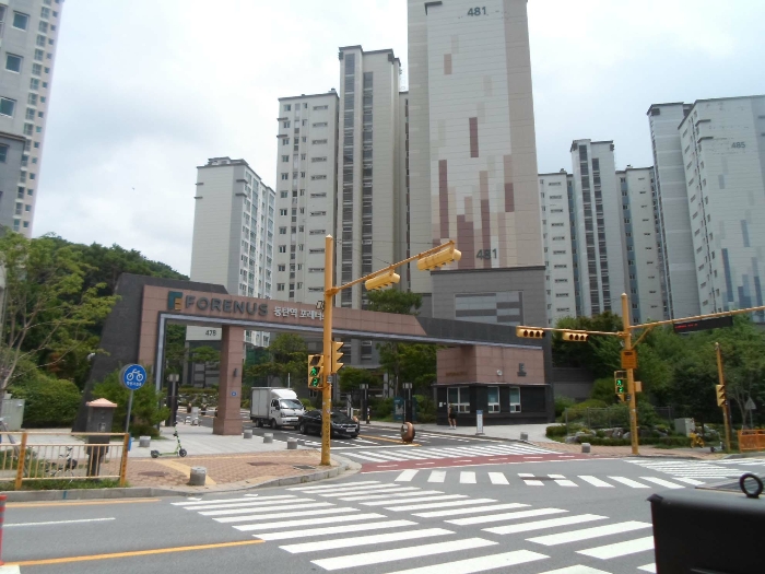 단지 정문 서측 길건너편에서 촬영