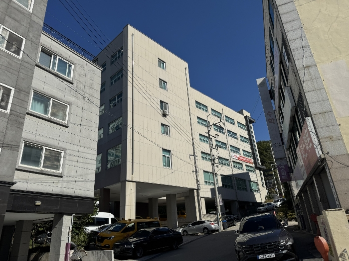 본건 측면 전경(본건 남서측 인근에서 촬영)