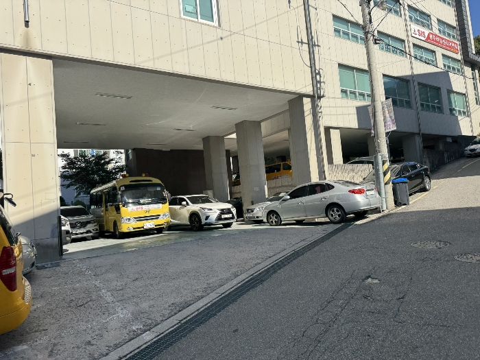 기호 2) 1층 주차장