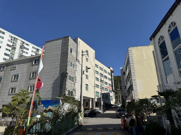 본건 측면 근경(본건 남서측 인근에서 촬영)