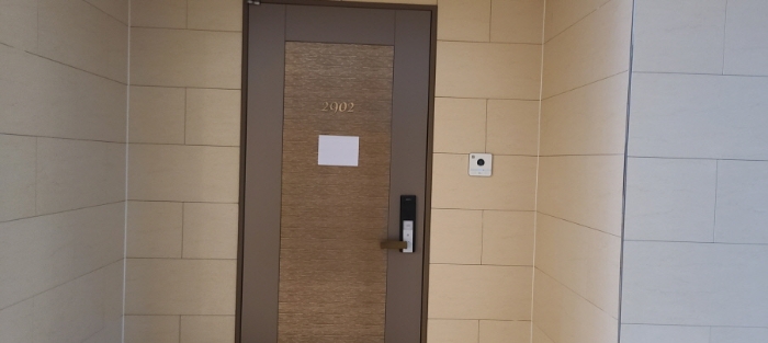 전유세대 출입문 전경(안내문 부착)