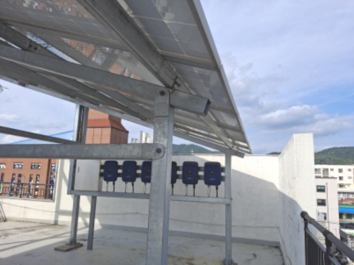 옥상 제시외(태양광 시설) 모습