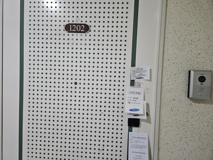 본건 현관출입문