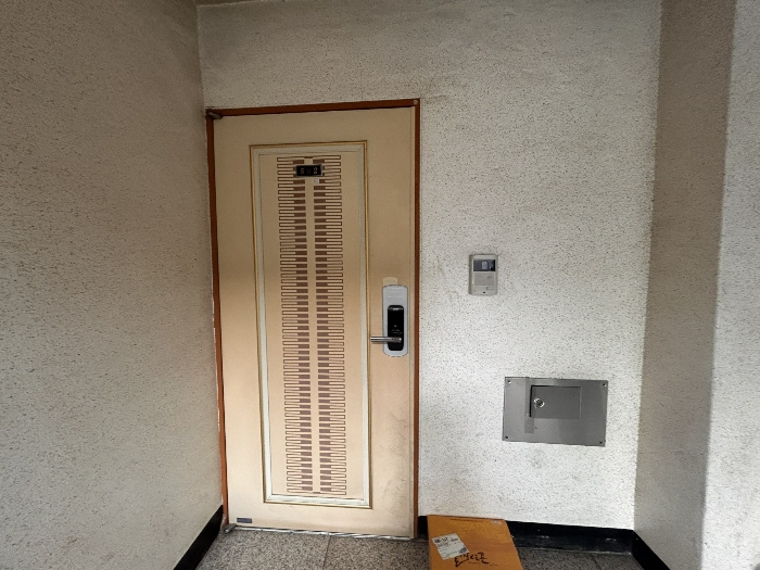 본건 현관 출입문