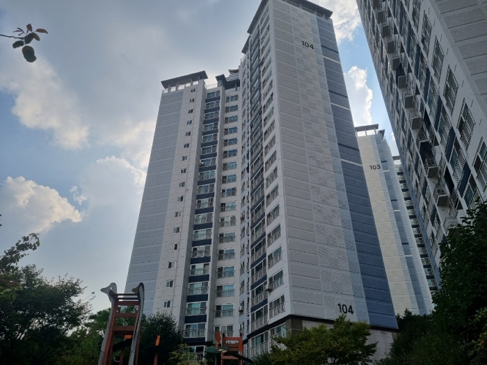 본건 북서측에서 촬영