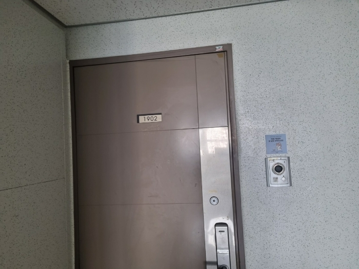 본건 19층 1902호 현관