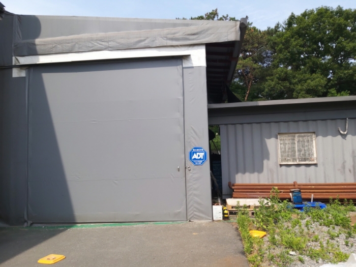 본건 전경(제시외 건물(ㄱ), 컨테이너박스)