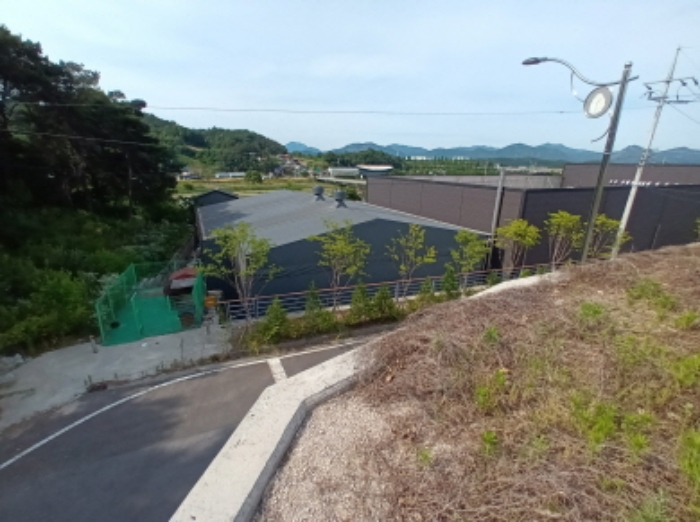 목록3번 서쪽에 소재한 제시외(창고) 모습