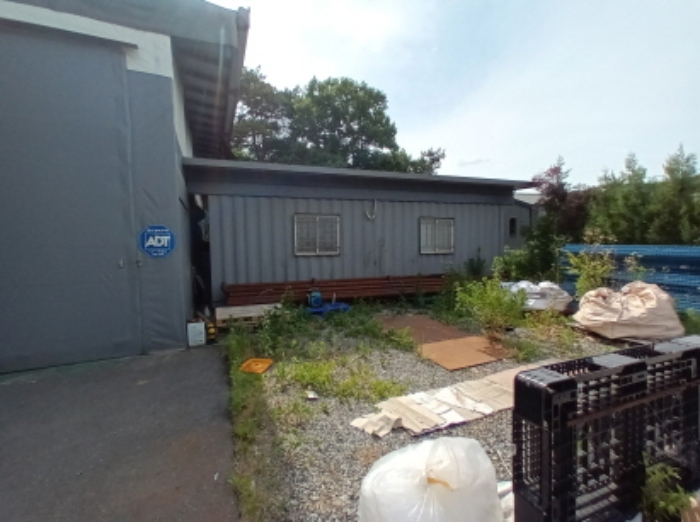 본건 서쪽에 소재한 제시외 컨테이너 모습1