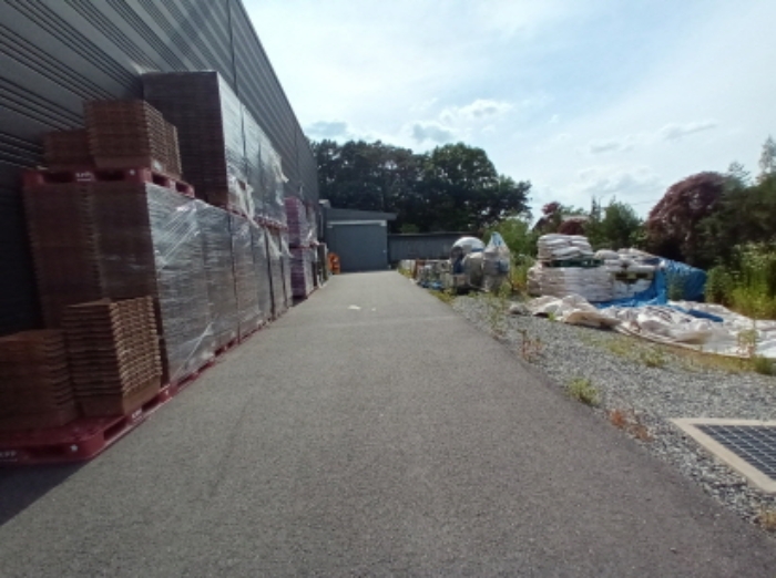 목록3번 주건물 주변에 적재된 자재