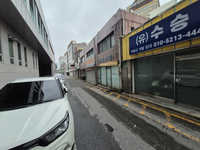 본건 남동측 인접도로 및 주위환경