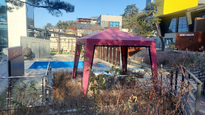 이동이 용이한 텐트형 차양