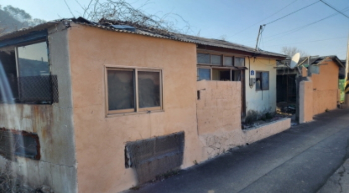 제시외 브로크조 스레트지붕 단층주택 2동(울산 울주군 서생면 서생3길 10).