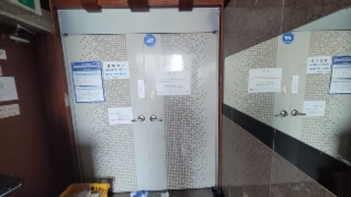 본건1(주출입문)