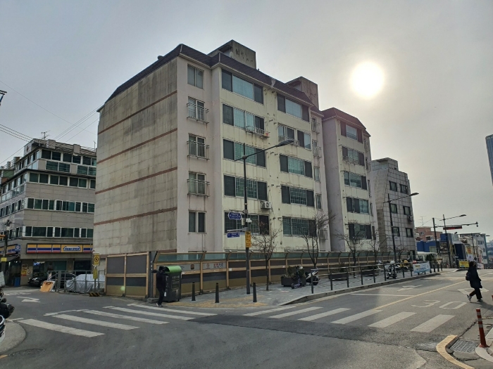 본건 전경 및 제시외 건물(ㄱ)