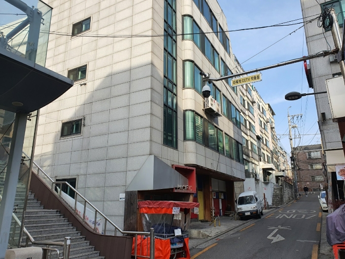 본건 전경 및 제시외 건물(ㄴ)