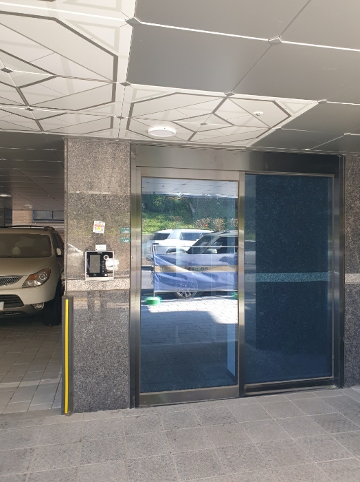 1층 공동현관문 전경