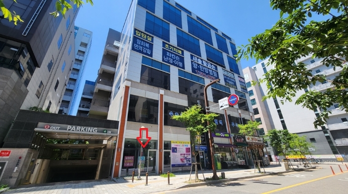 본건 건물 전경(남동측에서 촬영)