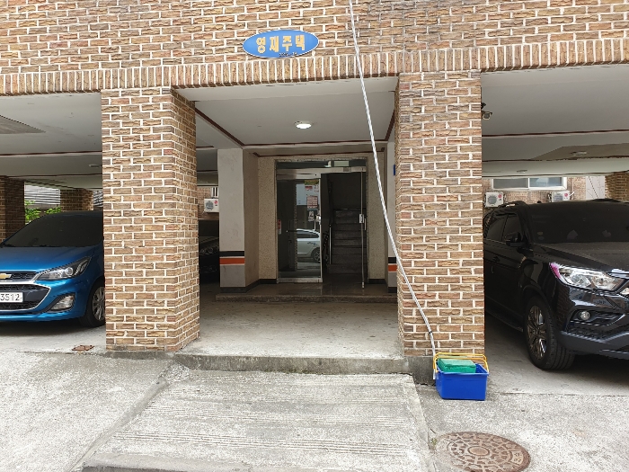 1층 계단실 및 주차장