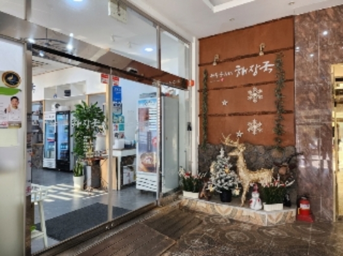 1층 식당 출입구