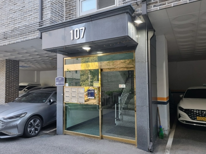 본건 라팰리스 107동 1층 출입구
