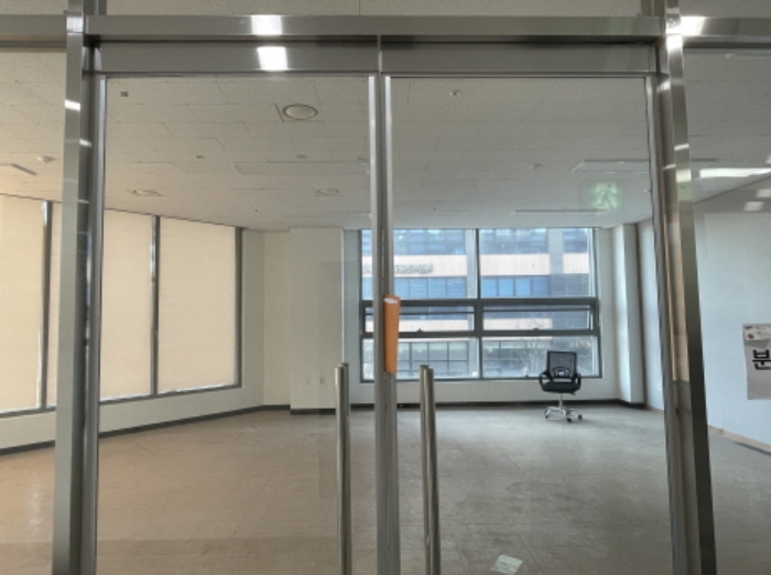 2층 211호 출입문