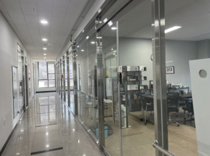 2층 복도(212호 옆호실이 211호)