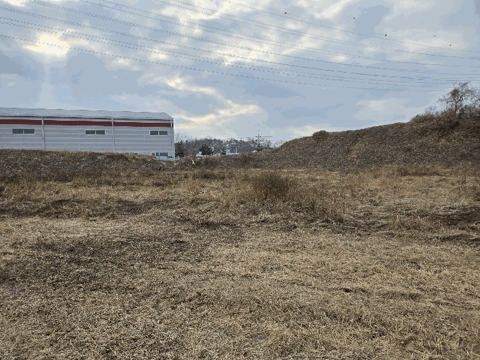 인접타지상 공장건물 우측아래에 본건기호5가 위치함.