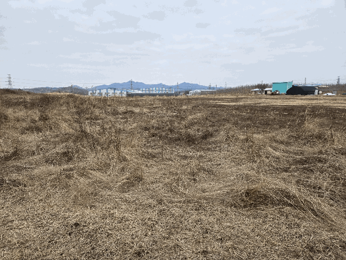 기호5 동측 옆에서 북동측을 향해 촬영 -- 멀리 제시외 ㉠ 등이 보임.