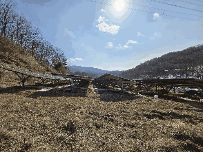 기호9 지상 기계기구 (1),(3),(5) 예시 -2) 및 기호8 임야 중 일부(사진 좌측)