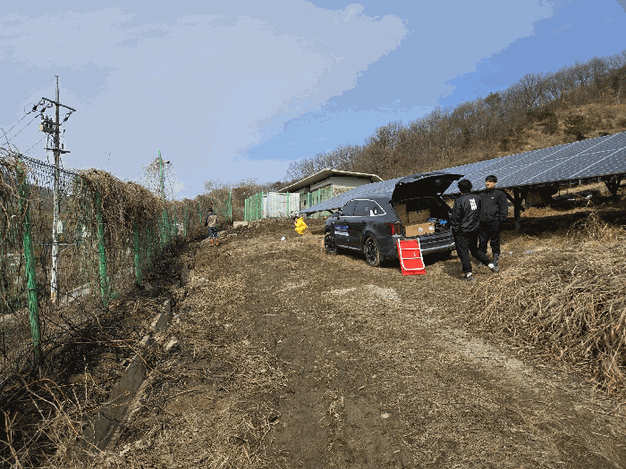 기호9토지에 진입해서 제시외㉠ 발전시설 측을 향해 촬영