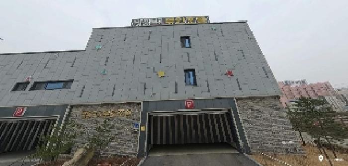 이건 부동산 전경 - 건물에 `명품 도고무인호텔` 간판이 부착되어 있음