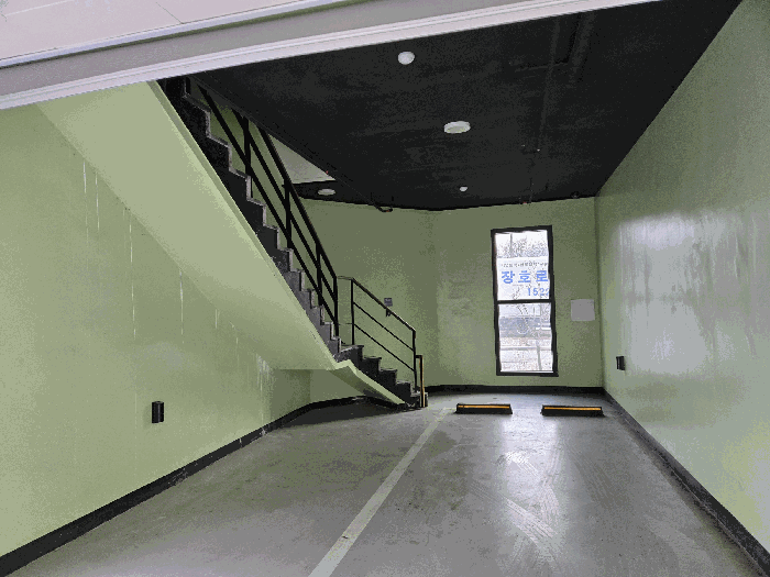 1층 각호별 주차장에 주차후 2층 객실로 올라가는 계단