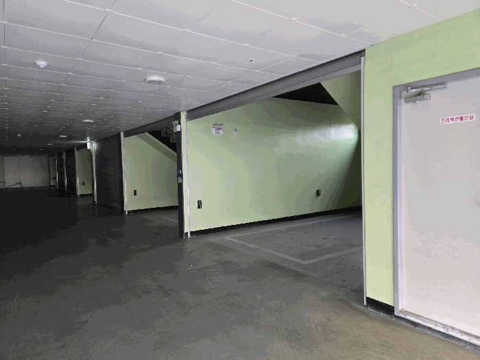 1층 북측 주차장 -- 입실된 객실호수의 주차장 셔터는 자동으로 내려옴.
