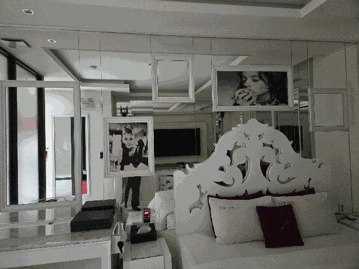 객실 내부 예시 -2) 조명이 켜지면 더 멋있음.