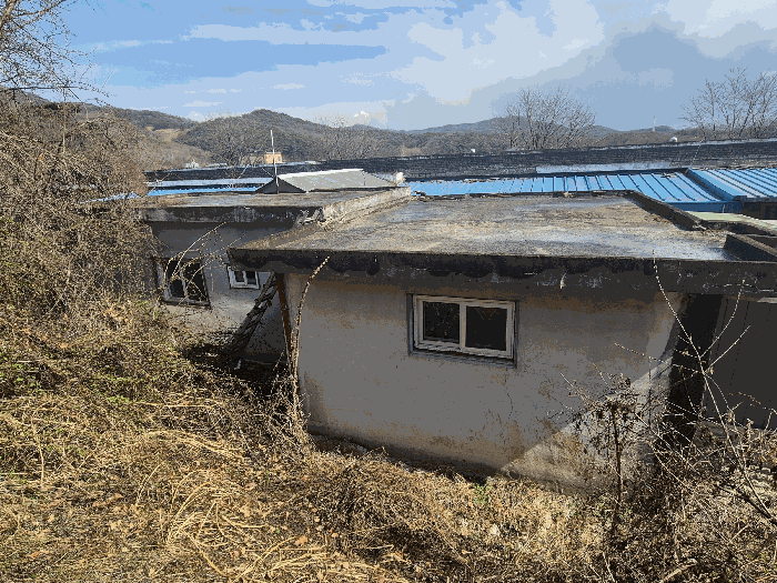 본건 기호(3) 건물 - 숙직실과 창고 전경