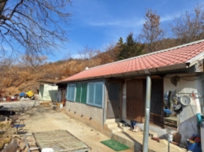 본건1, 지상에 제시외 주택