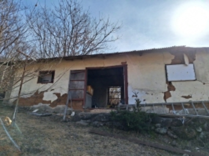 본건1, 지상에 제시외 창고