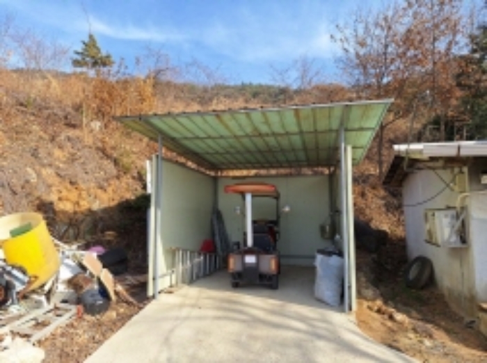 본건1, 지상에 제시외 파이프조 판넬지붕의 창고