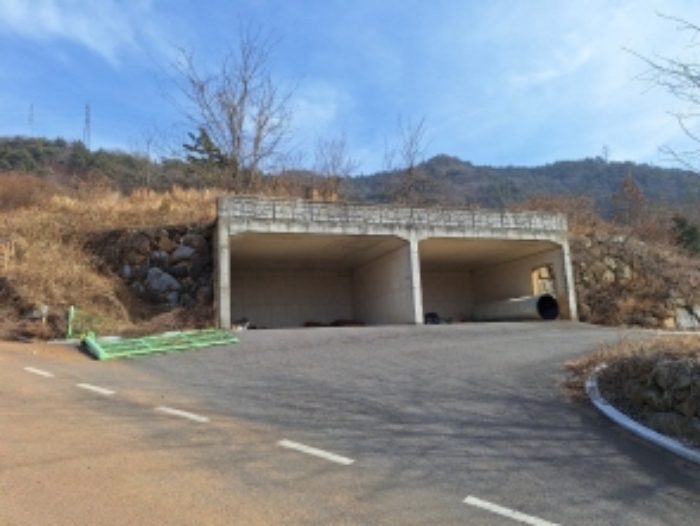 본건2, 제시외 건물- 시멘트콘크리트조 차고지