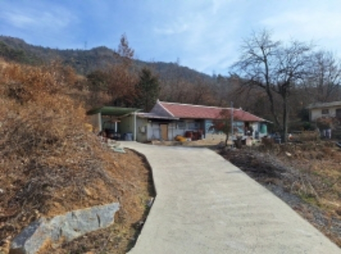 본건1, 지상에 제시외 주택